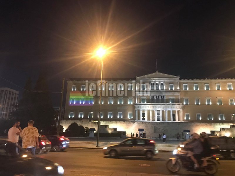 Σε μια... ακρούλα φωταγωγήθηκε η Βουλή στα χρώματα του Athens Pride [εικόνες] | iefimerida.gr 1