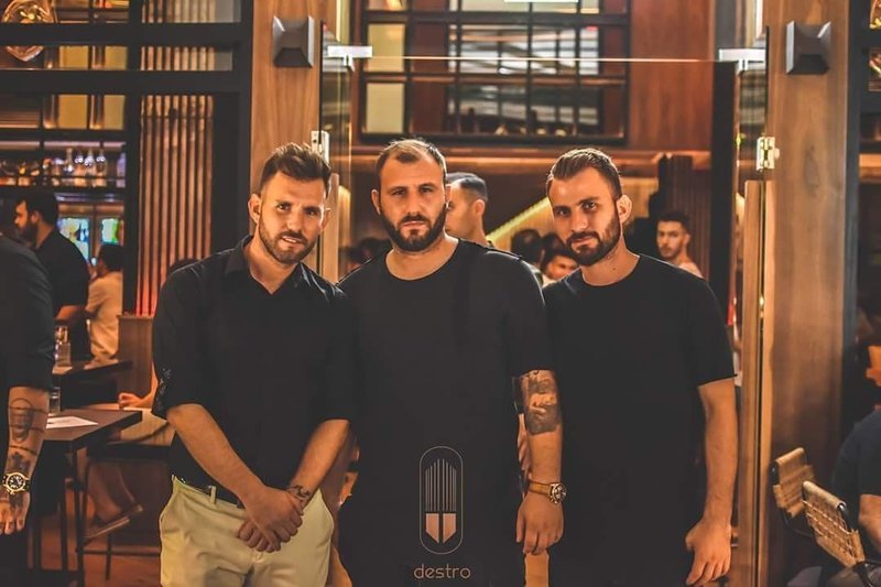 Από αριστερά: Ο Βασίλης Ρόβας, με τα αδέρφια του