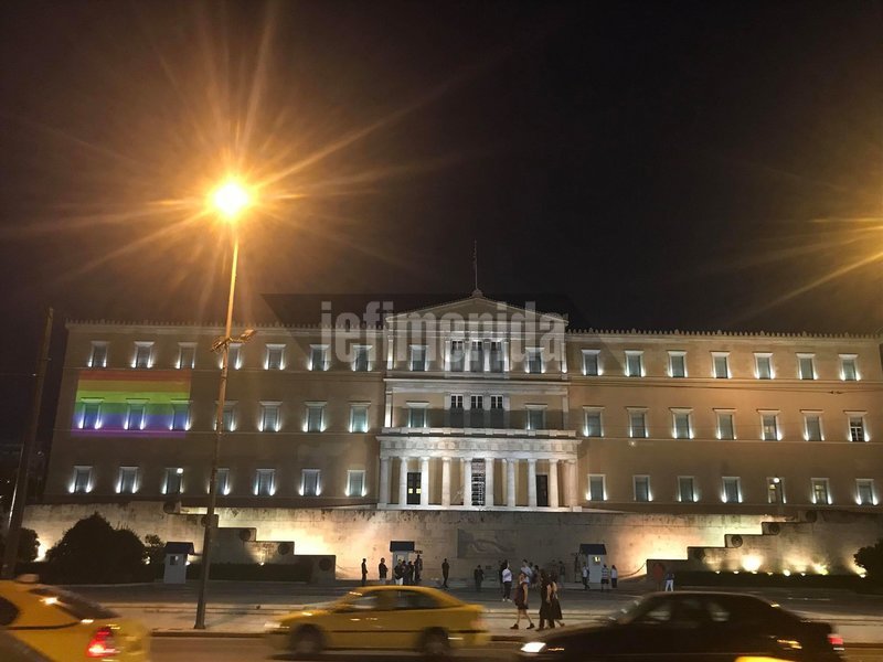 Σε μια... ακρούλα φωταγωγήθηκε η Βουλή στα χρώματα του Athens Pride [εικόνες] | iefimerida.gr 0