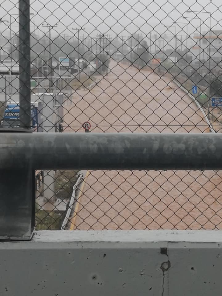 Κατακλυσμός στη Μάνδρα -Προβλήματα, ουρές στην Εθνική [εικόνες & βίντεο] | iefimerida.gr 7