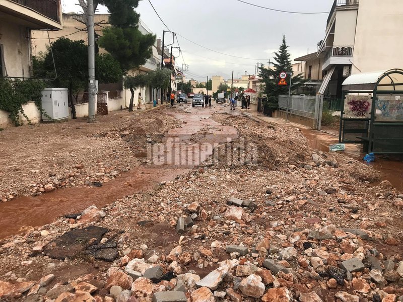 Χείμαρρος στη Μαγούλα -Δρόμοι με λάσπες και πέτρες [εικόνες & βίντεο] | iefimerida.gr 3
