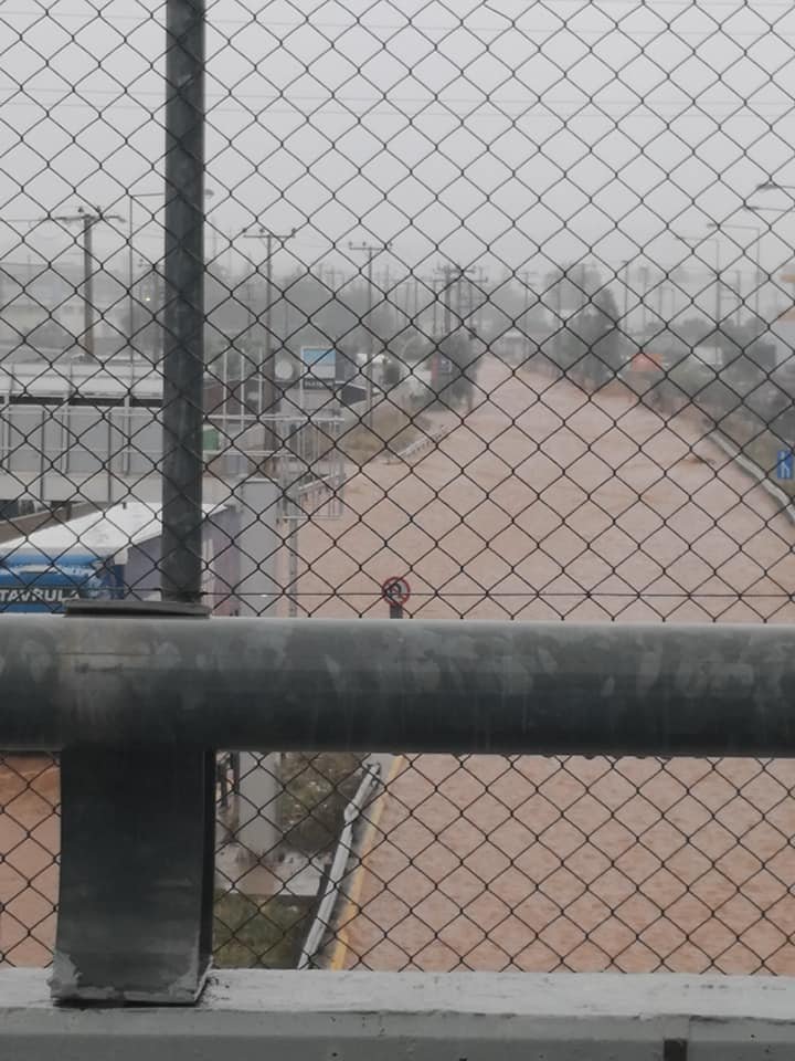 Κατακλυσμός στη Μάνδρα -Προβλήματα, ουρές στην Εθνική [εικόνες & βίντεο] | iefimerida.gr 8