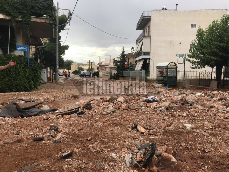Χείμαρρος στη Μαγούλα -Δρόμοι με λάσπες και πέτρες [εικόνες & βίντεο] | iefimerida.gr 0