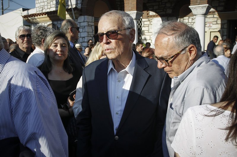 Ο Κώστας Καραμανλής στην κηδεία του Κώστα Πολυχρονίου [εικόνες] | iefimerida.gr 6