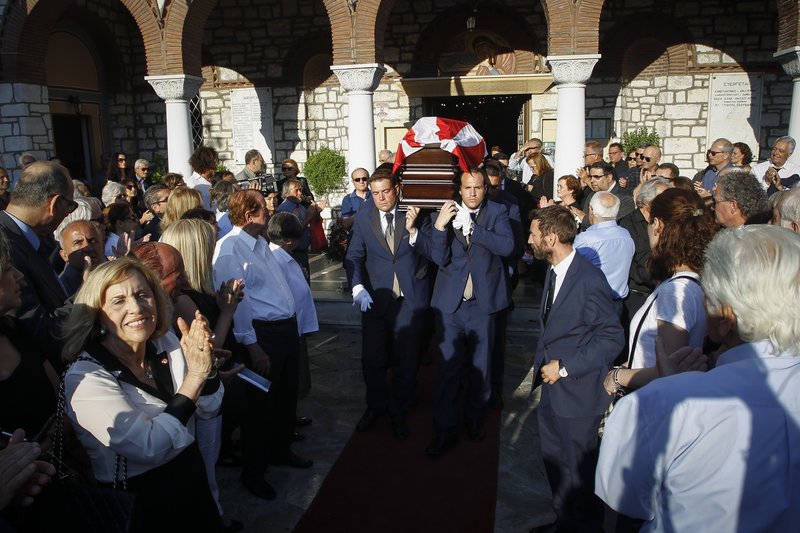 Ο Κώστας Καραμανλής στην κηδεία του Κώστα Πολυχρονίου [εικόνες] | iefimerida.gr 5