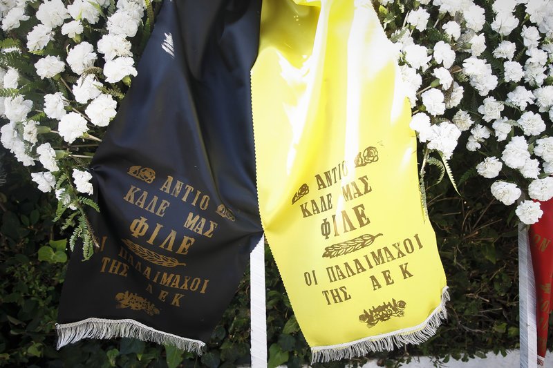 Ο Κώστας Καραμανλής στην κηδεία του Κώστα Πολυχρονίου [εικόνες] | iefimerida.gr 3