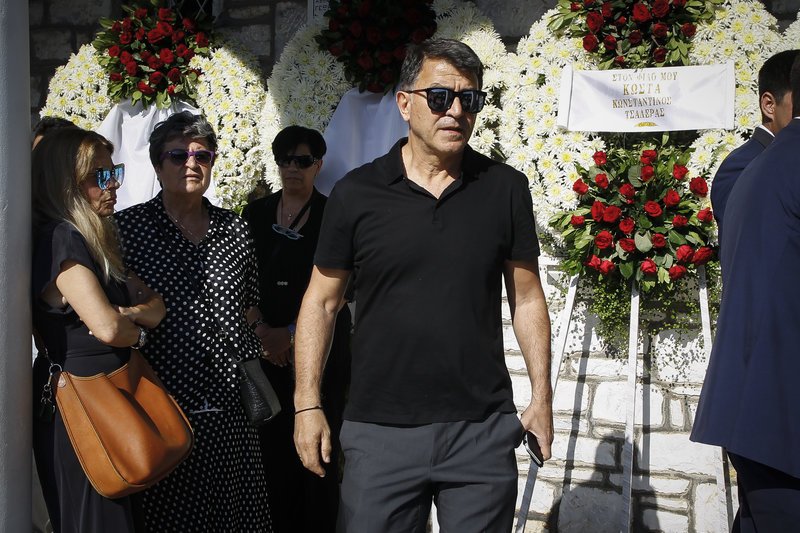 Ο Κώστας Καραμανλής στην κηδεία του Κώστα Πολυχρονίου [εικόνες] | iefimerida.gr 2