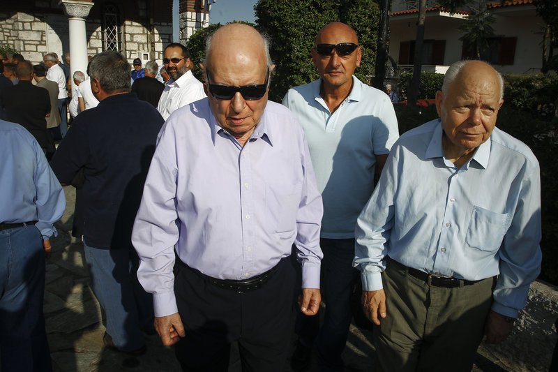 Ο Κώστας Καραμανλής στην κηδεία του Κώστα Πολυχρονίου [εικόνες] | iefimerida.gr 1