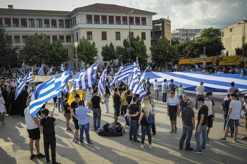 Χιλιάδες πολίτες στους δρόμους για τη Μακεδονία σε 23 πόλεις | iefimerida.gr 11