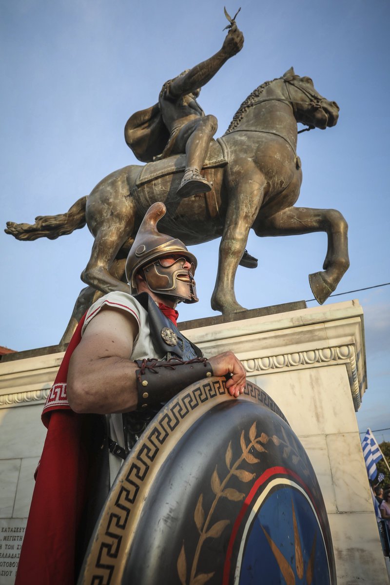 Χιλιάδες πολίτες στους δρόμους για τη Μακεδονία σε 23 πόλεις | iefimerida.gr 1