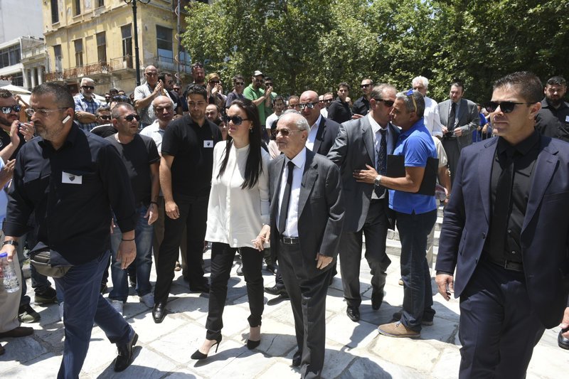 Ο αδερφός του Παύλου Γιαννακόπουλου, Θανάσης, με την κόρη του