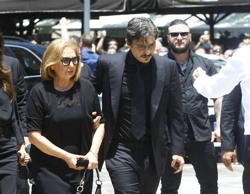 Η σύζυγος του Παύλου Γιαννακόπουλου, με τον γιο της Δημήτρη