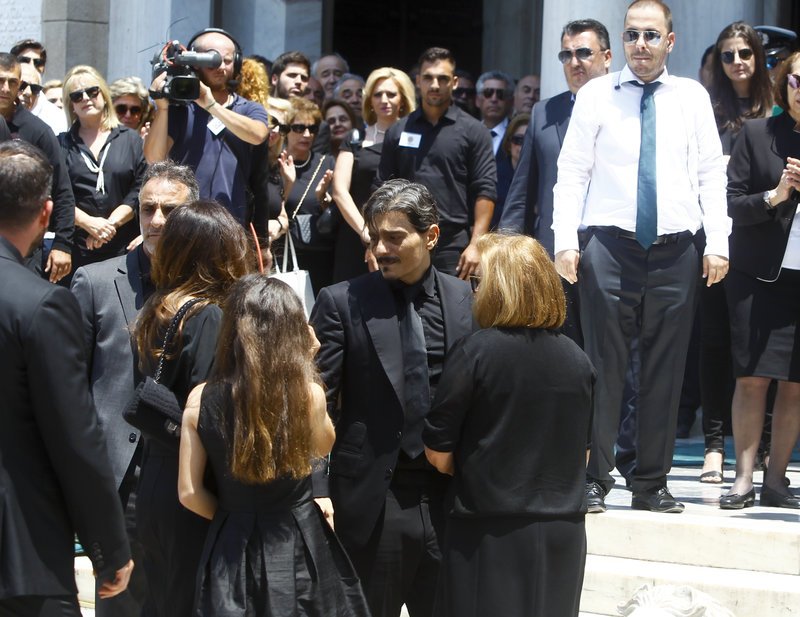 Ο Δημήτρης Γιαννακόπουλος έξω από την Μητρόπολη