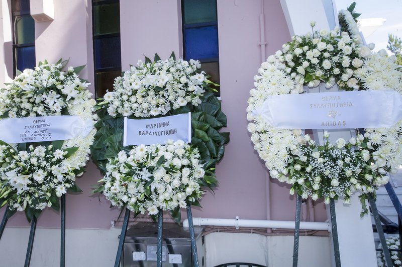 Πολλά στεφάνια, ανάμεσα τους και από την Μαριάννα Βαρδινογιάννη