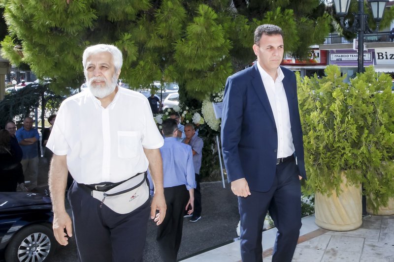 Συντετριμμένος ο Πύρρος Δήμας: Σε κλίμα οδύνης το τελευταίο αντίο στη σύζυγό του [εικόνες] | iefimerida.gr 11