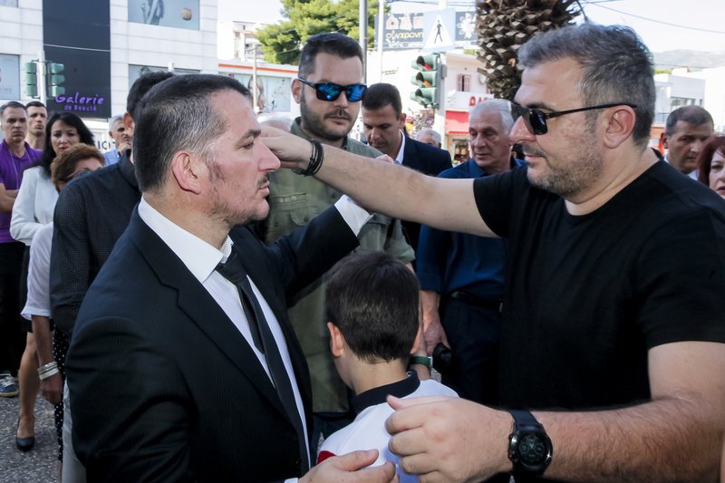 O Πύρρος Δήμας δέχεται τα συλλυπητήρια του Αντώνη Ρέμου/Φωτογραφία: Eurokinissi