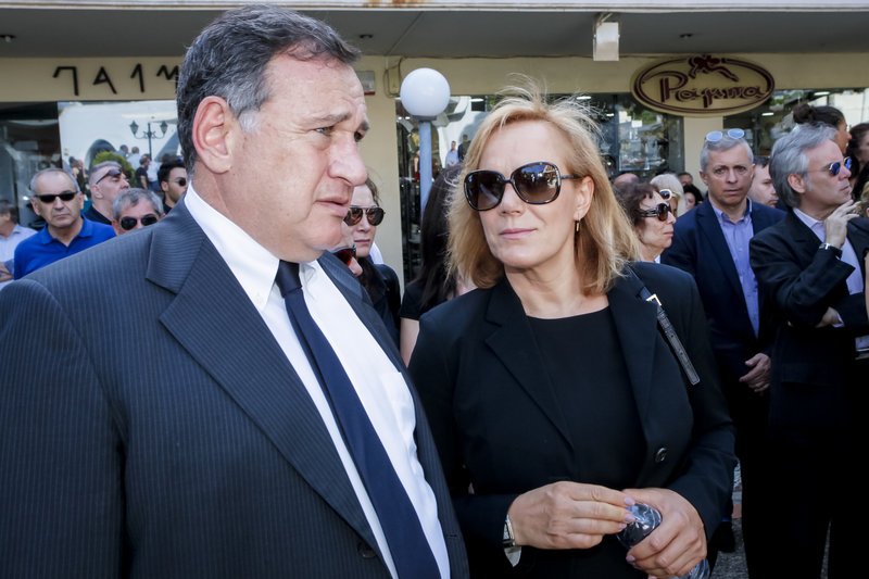 Συντετριμμένος ο Πύρρος Δήμας: Σε κλίμα οδύνης το τελευταίο αντίο στη σύζυγό του [εικόνες] | iefimerida.gr 10