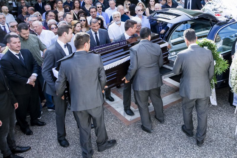 Συντετριμμένος ο Πύρρος Δήμας: Σε κλίμα οδύνης το τελευταίο αντίο στη σύζυγό του [εικόνες] | iefimerida.gr 12