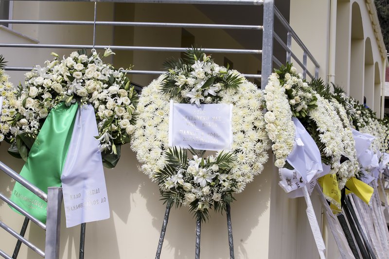 Παναθηναϊκός και ΑΕΚ έστειλαν στεφάνια για τον πρώην προπονητή τους