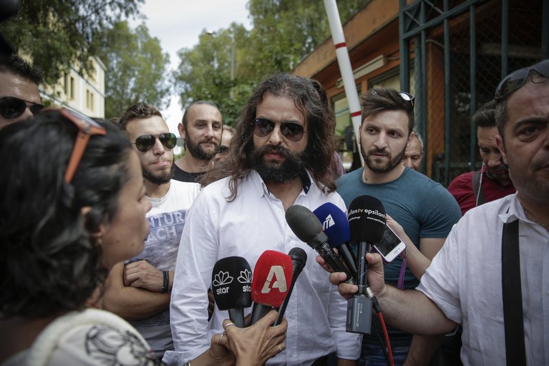 Ελεύθερος με περιοριστικούς όρους ο Μπαρμπαρούσης [εικόνες & βίντεο] | iefimerida.gr 3