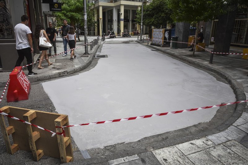 O Δ. Αθηναίων στρώνει στην άσφαλτο καινοτόμο υλικό για μείωση της θερμοκρασίας στην πόλη [εικόνες] | iefimerida.gr 0