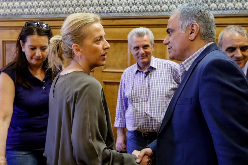 Ενα look για τις πλημμύρες: Η Δούρου άβαφη και ατημέλητη στη διυπουργική για τη Μάνδρα [εικόνες] | iefimerida.gr 2