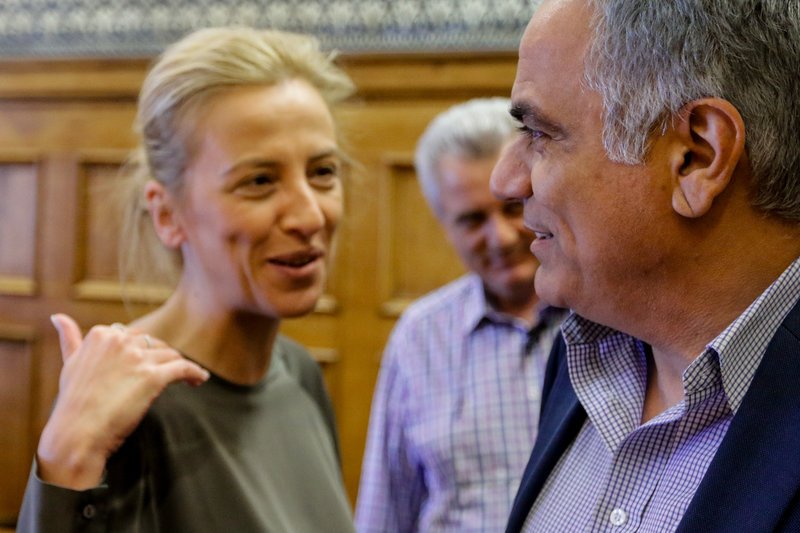 Ενα look για τις πλημμύρες: Η Δούρου άβαφη και ατημέλητη στη διυπουργική για τη Μάνδρα [εικόνες] | iefimerida.gr 1