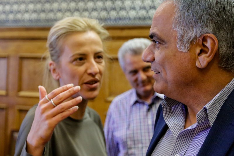 Ενα look για τις πλημμύρες: Η Δούρου άβαφη και ατημέλητη στη διυπουργική για τη Μάνδρα [εικόνες] | iefimerida.gr 4