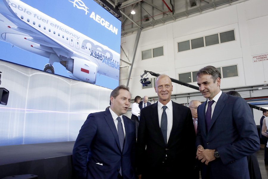 Ο πρόεδρος της Νέας Δημοκρατίας Κυριάκος Μητσοτάκης συνομιλεί με τον Ευτύχη Βασιλάκη και τον CEO της Airbus Dr. Tom Enders