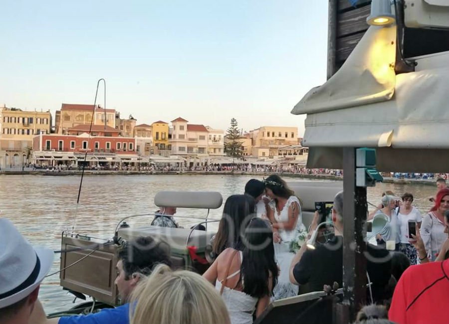Δύο Αγγλίδες παντρεύτηκαν στο ενετικό λιμάνι των Χανίων- Φόρεσαν και οι δύο νυφικό [εικόνες & βίντεο] | iefimerida.gr 0