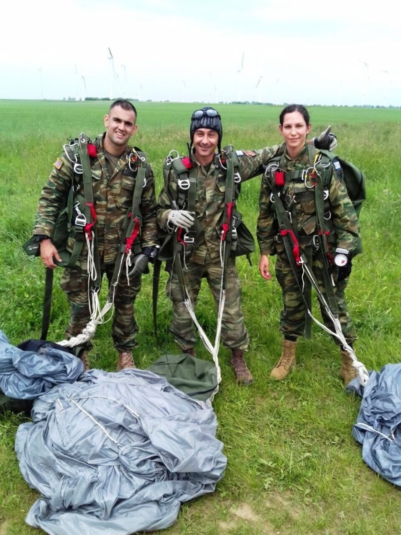 Κυρίαρχοι οι Ελληνες αλεξιπτωτιστές εντυπωσίασαν στην Ιnternational Jump Week [εικόνες] | iefimerida.gr 1