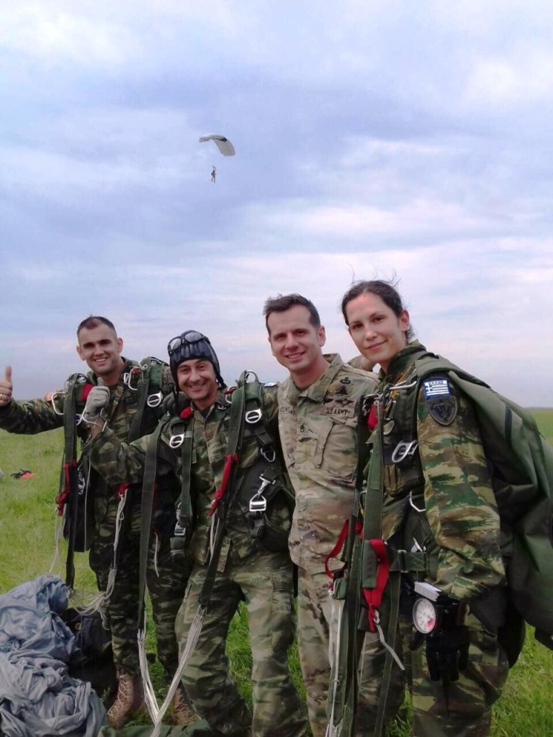 Κυρίαρχοι οι Ελληνες αλεξιπτωτιστές εντυπωσίασαν στην Ιnternational Jump Week [εικόνες] | iefimerida.gr 0