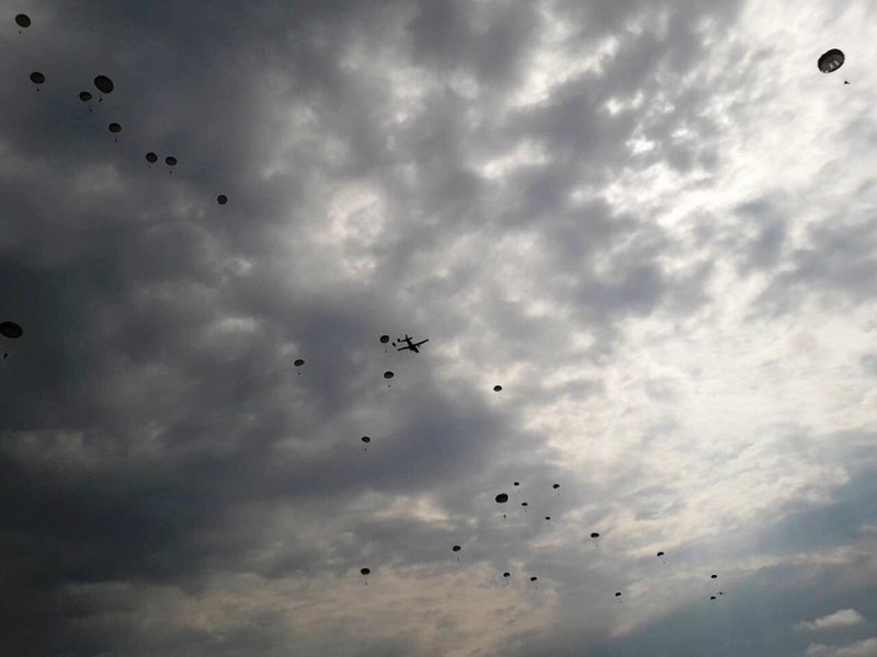 Κυρίαρχοι οι Ελληνες αλεξιπτωτιστές εντυπωσίασαν στην Ιnternational Jump Week [εικόνες] | iefimerida.gr 9