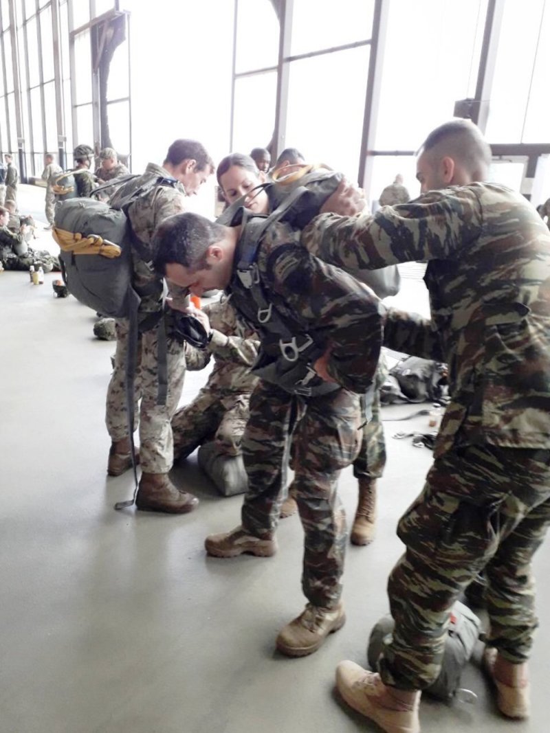 Κυρίαρχοι οι Ελληνες αλεξιπτωτιστές εντυπωσίασαν στην Ιnternational Jump Week [εικόνες] | iefimerida.gr 8