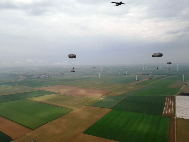 Κυρίαρχοι οι Ελληνες αλεξιπτωτιστές εντυπωσίασαν στην Ιnternational Jump Week [εικόνες] | iefimerida.gr 7