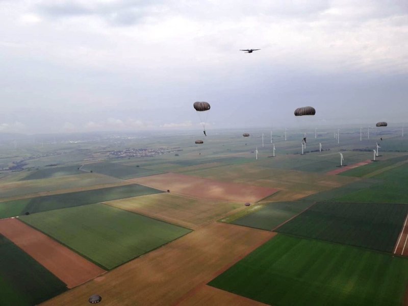 Κυρίαρχοι οι Ελληνες αλεξιπτωτιστές εντυπωσίασαν στην Ιnternational Jump Week [εικόνες] | iefimerida.gr 6