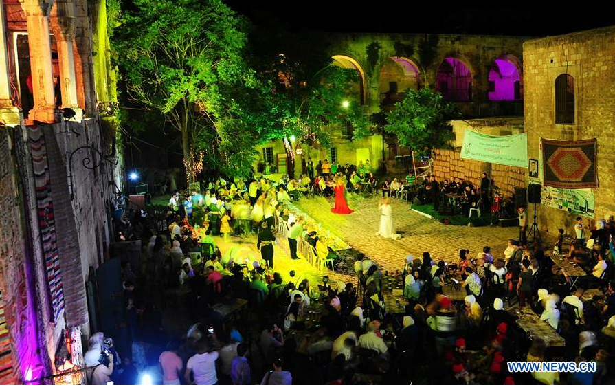 Η ζωή επιστρέφει στο Χαλέπι -Πλουμιστές φορεσιές, φίνα σαπούνια και χοροί μετά από χρόνια πολέμου [εικόνες] | iefimerida.gr 1