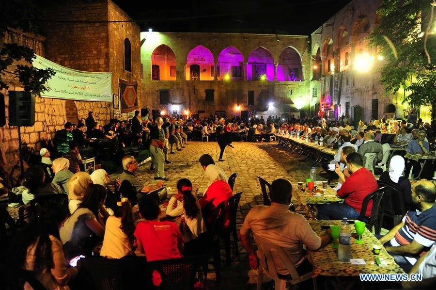 Η ζωή επιστρέφει στο Χαλέπι -Πλουμιστές φορεσιές, φίνα σαπούνια και χοροί μετά από χρόνια πολέμου [εικόνες] | iefimerida.gr 0