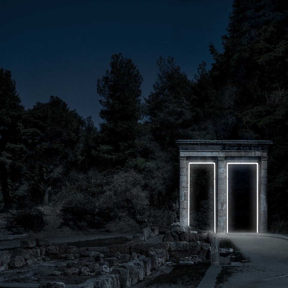 Νυχτερινές φωτογραφίες από Δελφούς, Επίδαυρο, Δήλο, πλάι σε γλυπτά από νέον [εικόνες] | iefimerida.gr 1