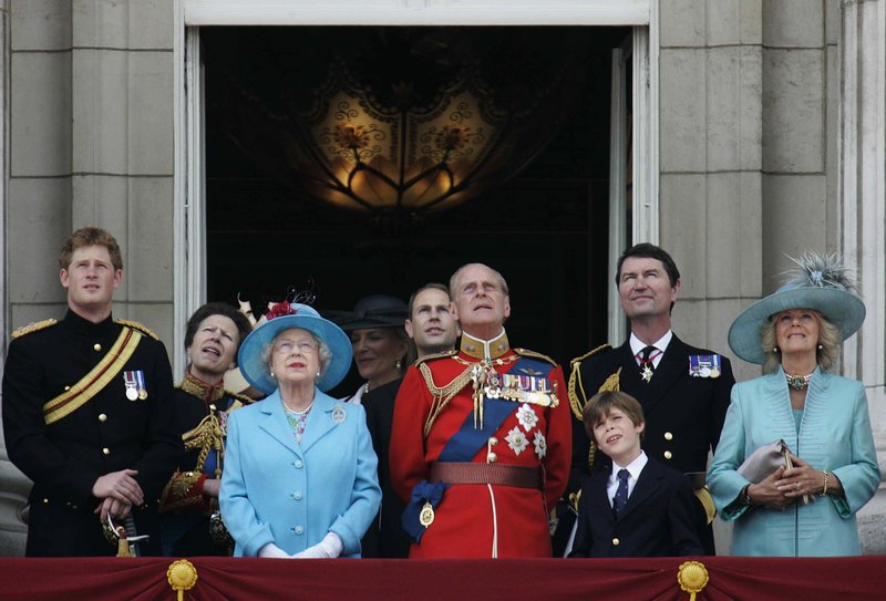 Γιατί η βασίλισσα Ελισάβετ φοράει πάντα φωσφοριζέ ρούχα -Υπάρχει λόγος | iefimerida.gr 31