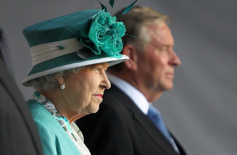 Γιατί η βασίλισσα Ελισάβετ φοράει πάντα φωσφοριζέ ρούχα -Υπάρχει λόγος | iefimerida.gr 10