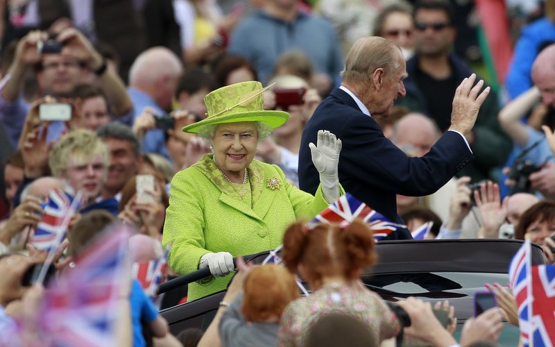 Γιατί η βασίλισσα Ελισάβετ φοράει πάντα φωσφοριζέ ρούχα -Υπάρχει λόγος | iefimerida.gr 25