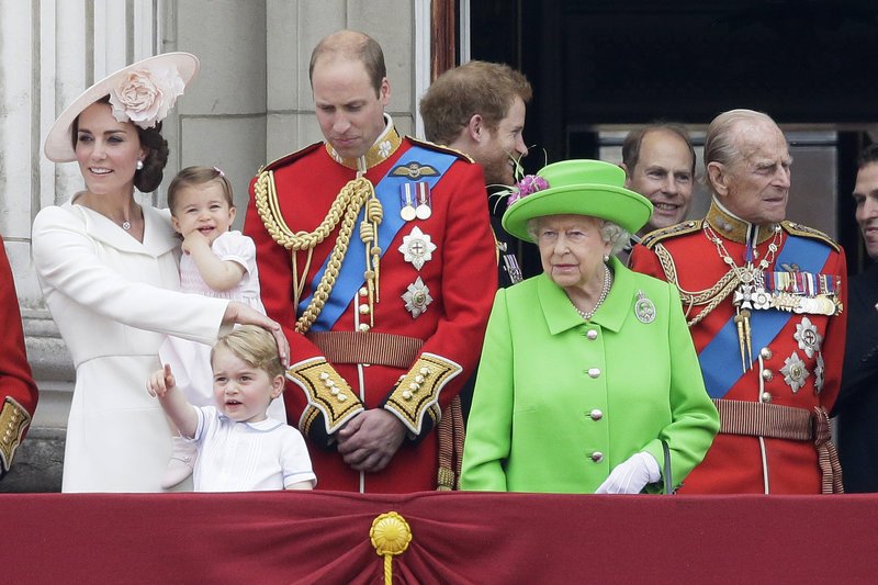 Γιατί η βασίλισσα Ελισάβετ φοράει πάντα φωσφοριζέ ρούχα -Υπάρχει λόγος | iefimerida.gr 7