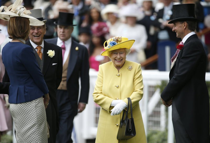 Γιατί η βασίλισσα Ελισάβετ φοράει πάντα φωσφοριζέ ρούχα -Υπάρχει λόγος | iefimerida.gr 24