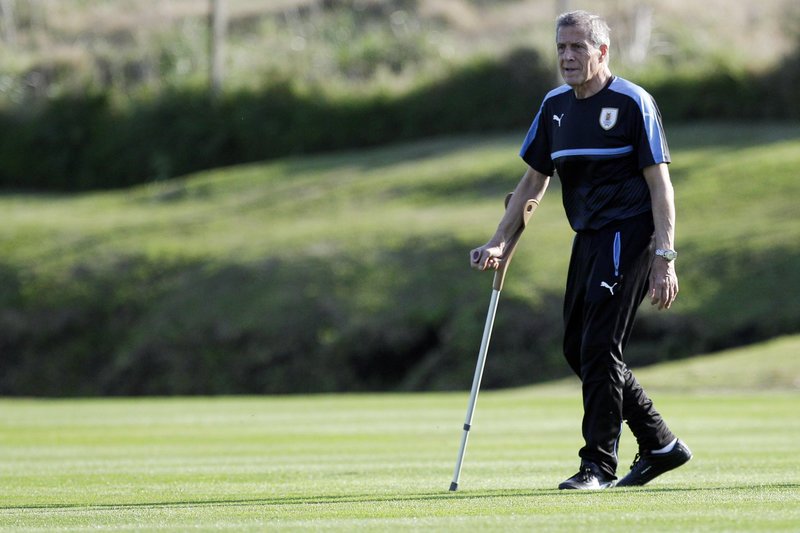 Μουντιάλ 2018: Ο προπονητής της Ουρουγουάης με πατερίτσα στον πάγκο -Το σπάνιο νευρολογικό νόσημα [εικόνες & βίντεο] | iefimerida.gr 4