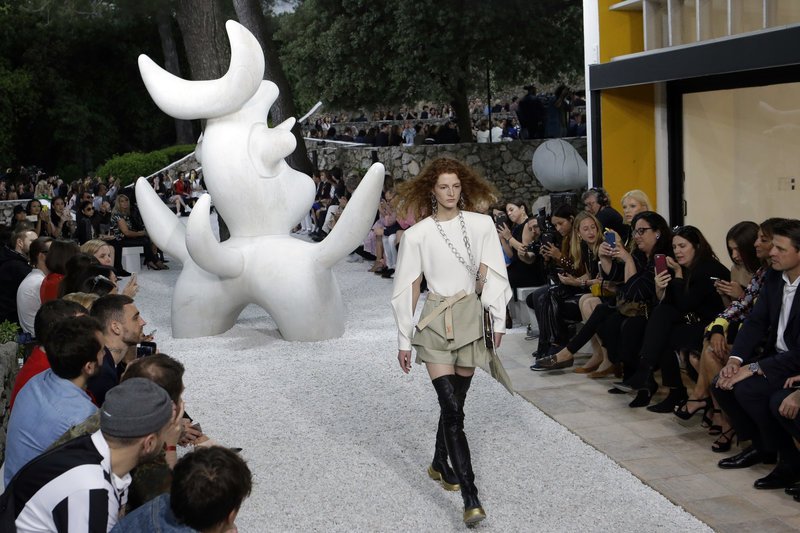 O οίκος Louis Vuitton προσέλαβε... σαμάνο για να μην βρέξει σε επίδειξη μόδας -Φιλούσε τα δέντρα [εικόνες] | iefimerida.gr 3