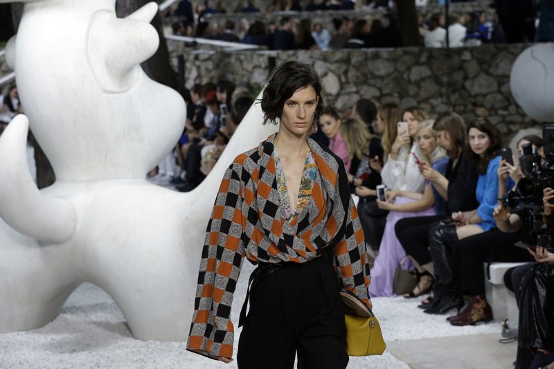 O οίκος Louis Vuitton προσέλαβε... σαμάνο για να μην βρέξει σε επίδειξη μόδας -Φιλούσε τα δέντρα [εικόνες] | iefimerida.gr 1