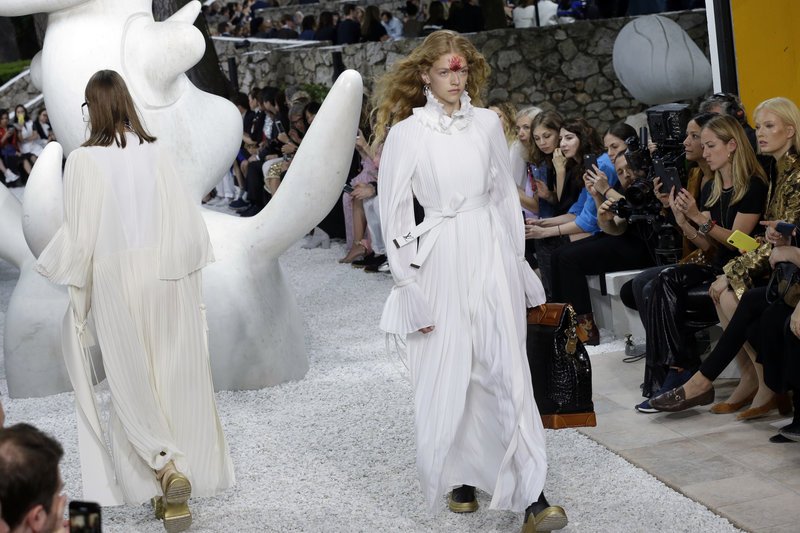 O οίκος Louis Vuitton προσέλαβε... σαμάνο για να μην βρέξει σε επίδειξη μόδας -Φιλούσε τα δέντρα [εικόνες] | iefimerida.gr 2