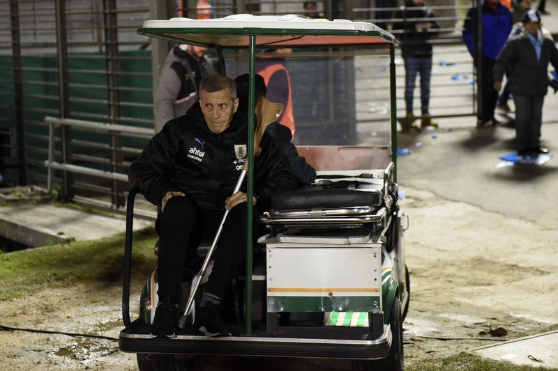 Μουντιάλ 2018: Ο προπονητής της Ουρουγουάης με πατερίτσα στον πάγκο -Το σπάνιο νευρολογικό νόσημα [εικόνες & βίντεο] | iefimerida.gr 3