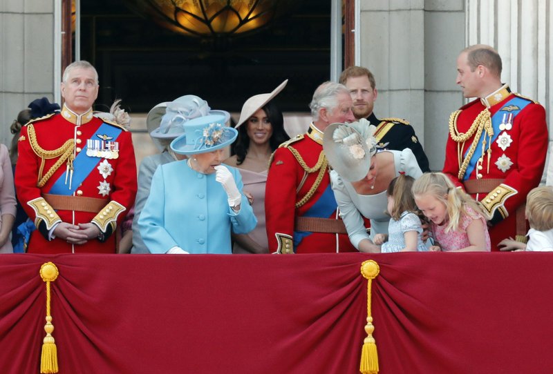 Τα γέλια έγιναν κλάματα -Σκόνταψε και έπεσε η πριγκίπισσα Σάρλοτ στο μπαλκόνι του Μπάκιγχαμ [βίντεο] | iefimerida.gr 0